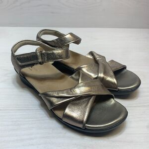 Clarks Loomis Chloe Sandals Women's Size 9 Gold Leather Cross Strap Open Toe